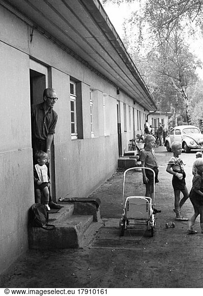 In 1954  there were still numerous precarious flats in barracks and emergency shelters in the Lower Saxon capital of Hanover  where German citizens lived  especially those with many children