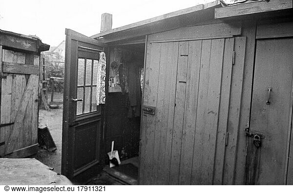 In 1954  there were still numerous precarious flats in barracks and emergency shelters in the Lower Saxon capital of Hanover  where German citizens lived  especially those with many children