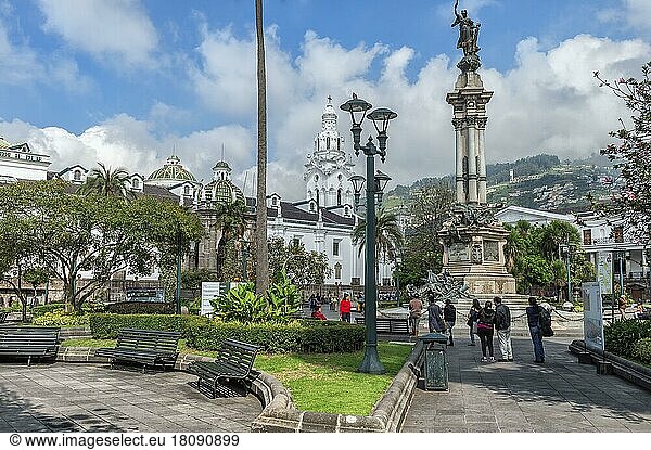 Independence Square with the Metropolitan Cathedral and the Monument to the Heroes of Independence (1809)  Quito  Pichincha Province  Ecuador  Unesco World Heritage Site  South America