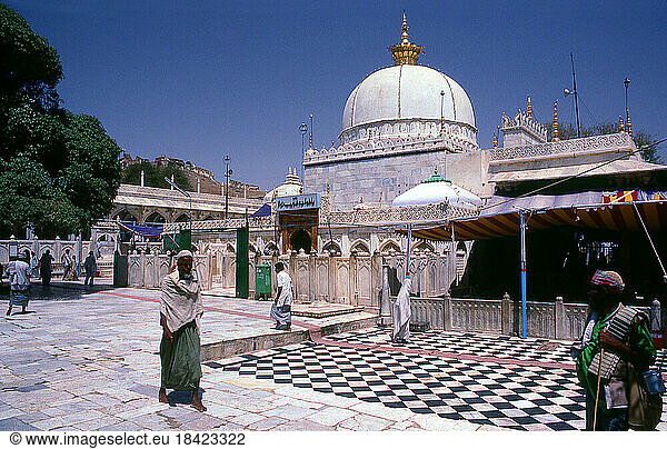 India: Pilgrims at the Dargah Sharif of Sufi saint Moinuddin Chishti ...