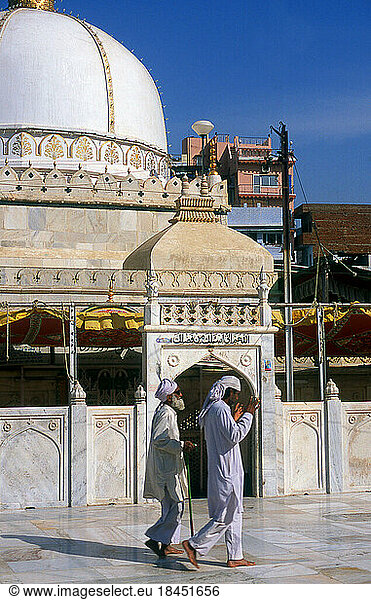 India: Pilgrims at the Dargah Sharif of Sufi saint Moinuddin Chishti ...