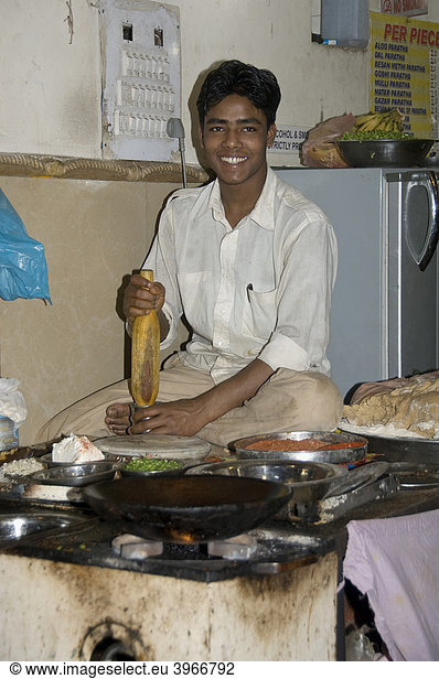 Indian man preparing food  Chandni Chowk Bazar  Old Delhi  India