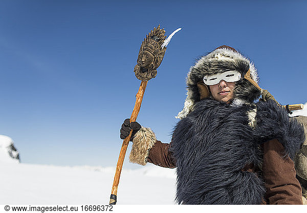 Indianischer Jäger in traditioneller Pelzkleidung.