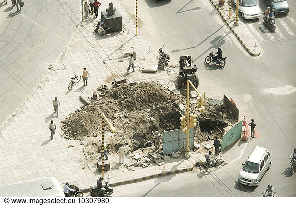 Indien  Dehli  Baustelle auf der Straße mit Bauarbeitern und Fußgängern