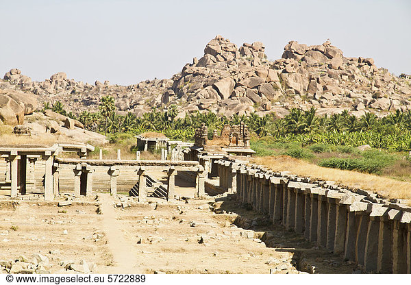 Indien  Karnataka  Blick auf die alten Vijayanagara-Ruinen von Hampi-Basar