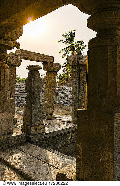 Indien  Karnataka  Hampi  Granit-Tempel im Komplex des Vijayanagara-Reiches im Wüstental von Hampi