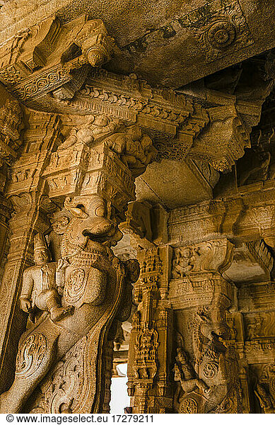 Indien  Karnataka  Hampi  Schnitzereien im Tempel des Vijaya Vittala Komplexes im Wüstental von Hampi