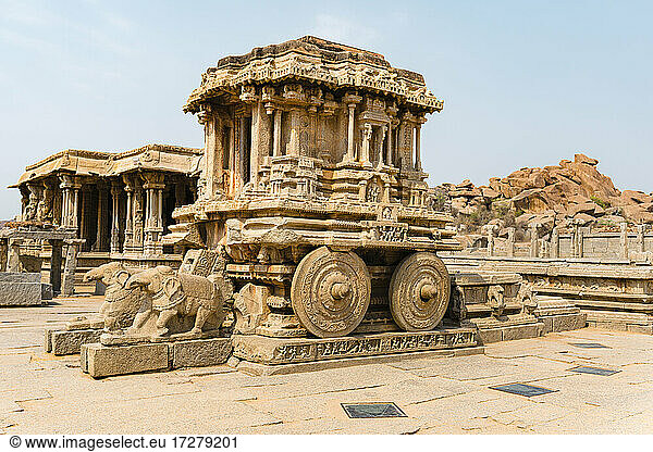 Indien  Karnataka  Hampi  Steinwagen im Tempel des Vijaya Vittala Komplexes im Wüstental von Hampi