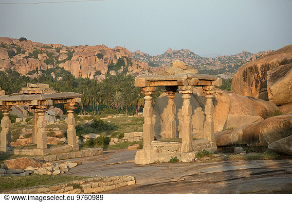 Indien  Karnataka  Tempelruine und Granitfelsen auf dem Hermakuta Hill in Hampi