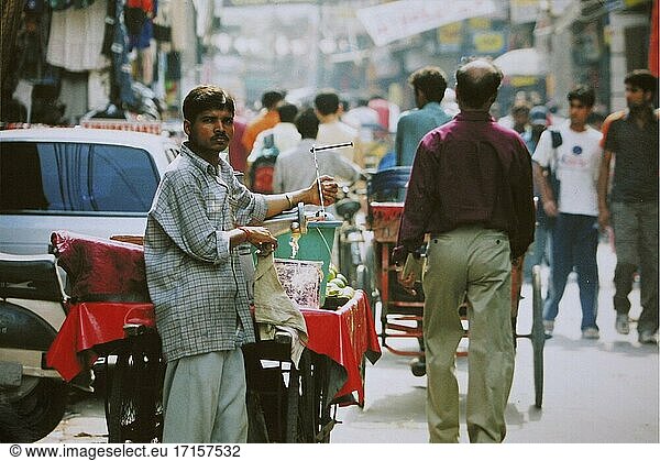 INDIEN Neu-Delhi -- Aug 2004 -- Saftverkäufer mit einem mobilen Stand in der Gegend von Pahar Ganj in Neu-Delhi  Indien -- Bild ? Jon Mitchell / Lightroom-Fotos.