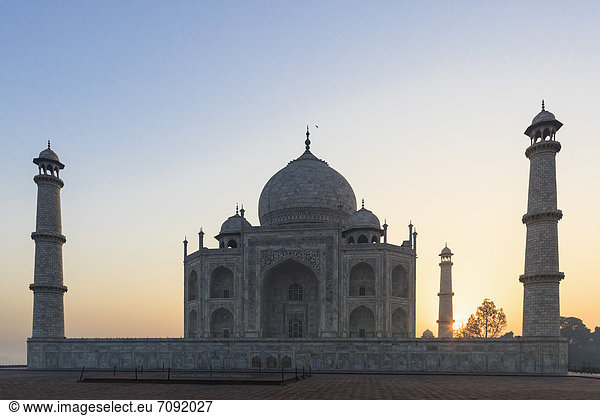 Indien  Uttar Pradesh  Agra  Blick auf Taj Mahal bei Sonnenaufgang
