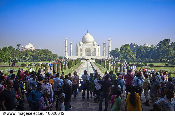 Indien  Uttar Pradesh  Agra  Panorama von Taj Mahal und Touristen