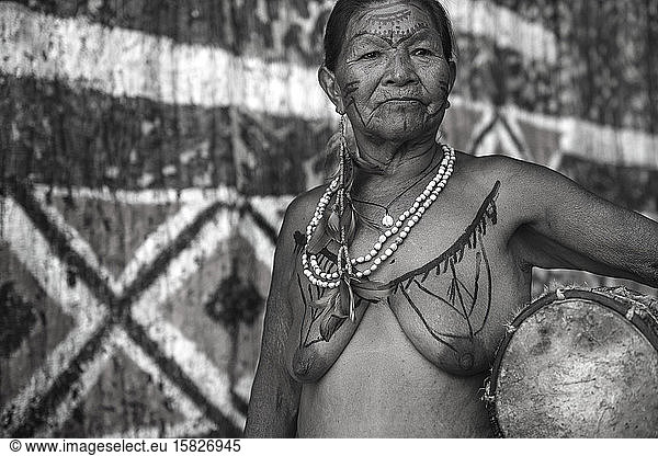 Indigene Frau im Dorf Dessana