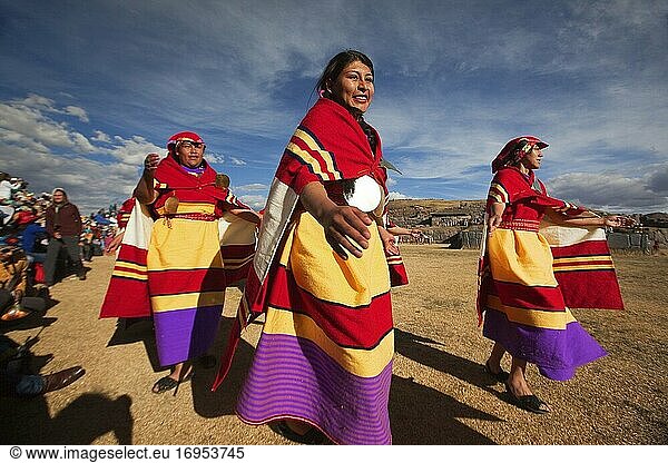 Indigene Menschen mit traditionellen Kostümen während einer Aufführung auf dem Inti Raymi Festival 2018 in der archäologischen Stätte Saqsaywaman  Cusco  Peru  Südamerika.