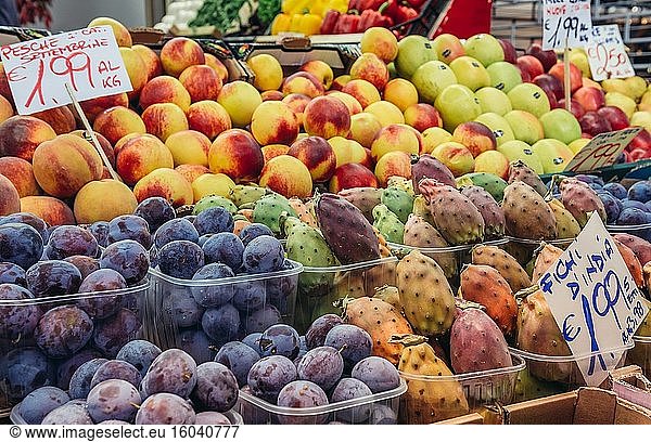 Indische Feige Opuntia und andere Früchte auf dem Lebensmittelmarkt Mercato Delle Erbe in Bologna  der Hauptstadt und größten Stadt der Emilia Romagna in Norditalien.