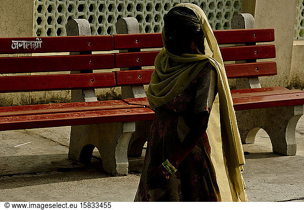 Indische Frau mit Sari auf dem Weg zum Bahnhof
