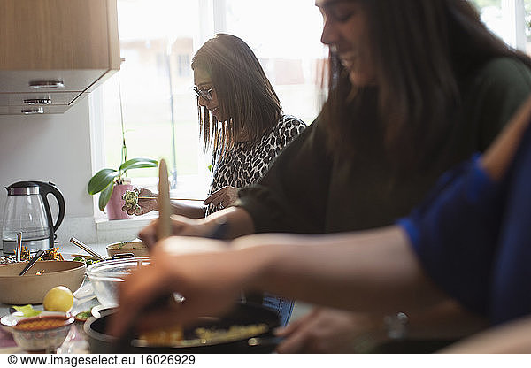 Indische Frauen kochen Essen in der Küche