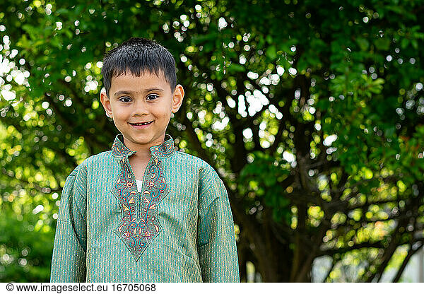 Indischer australischer Junge 4-6 Jahre traditionelle indische Kleidung Porträt