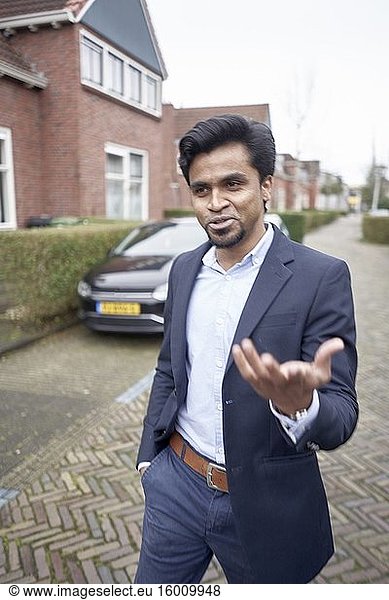Indischer Geschäftsmann auf der Straße mit einem Konzept im Kopf  in Leeuwarden  Friesland  Niederlande  Europa