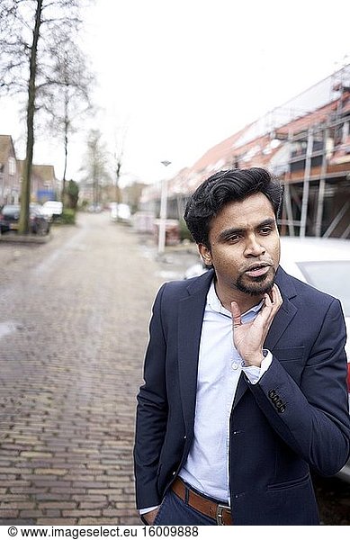 Indischer Geschäftsmann  der in Leeuwarden  Friesland  Niederlande  Europa  denkt.