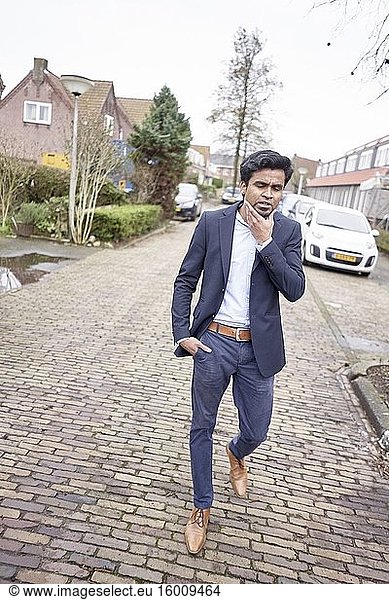 Indischer Geschäftsmann  der in Leeuwarden  Friesland  Niederlande  Europa  seinen nachdenklichen Geist spürt.