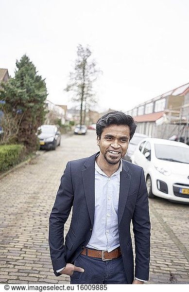 Indischer Geschäftsmann fühlt sich auf der Straße in Leeuwarden  Friesland  Niederlande  Europa  glücklich