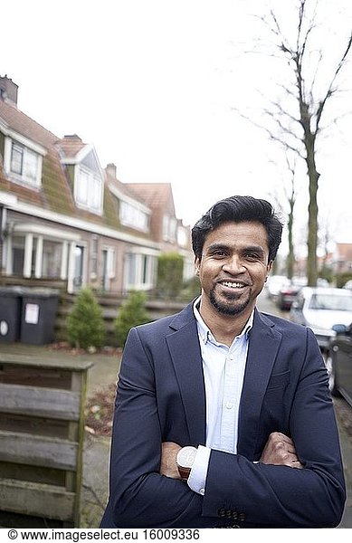 Indischer Geschäftsmann in Leeuwarden  Friesland  Niederlande  Europa.
