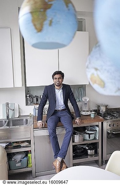 Indischer Geschäftsmann in seiner internationalen Wohnung  Küche