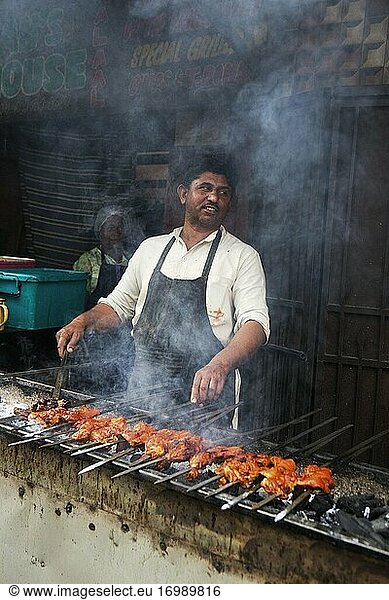 Indischer Mann beim Kochen von Tandoori-Gerichten in Fordsburg  Johannesburg  Südafrika