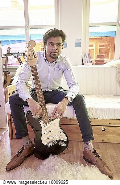 Indischer Mann mit E-Gitarre