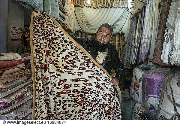 Indischer Mann verkauft traditionelle afrikanische Decken in Johannesburg  Südafrika
