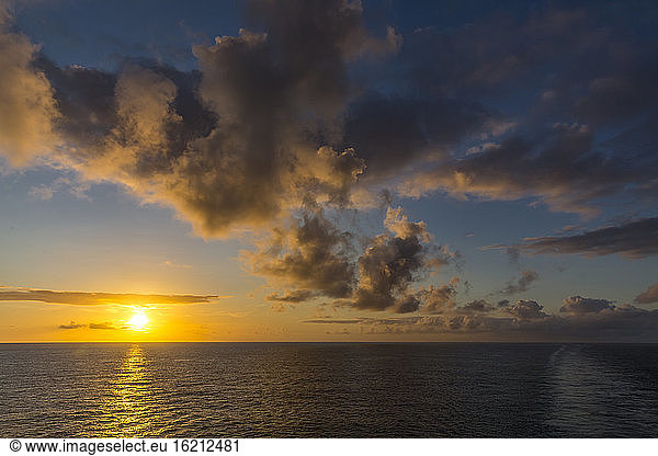 Indischer Ozean bei bewölktem Sonnenuntergang