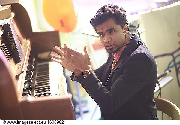 Indischer Pianist