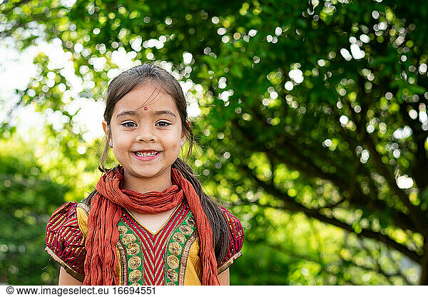Indisches australisches Mädchen 5-8 Jahre traditionelle indische Kleidung Porträt