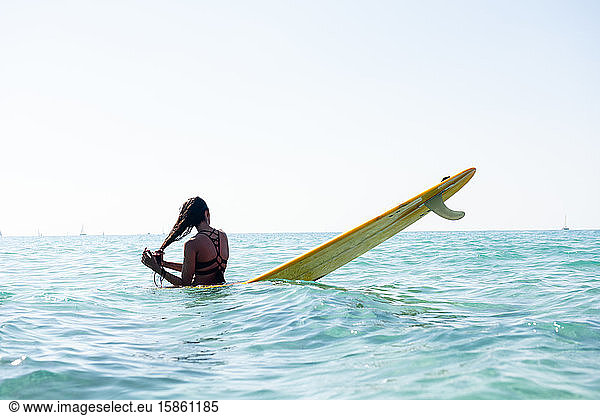 Indisches Surfer-Mädchen spielt mit ihren Haaren