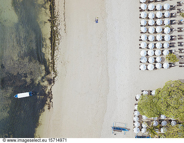 Indonesien  Bali  Luftaufnahme von Reihen von Sonnenschirmen am Sandstrand von Nusa Dua