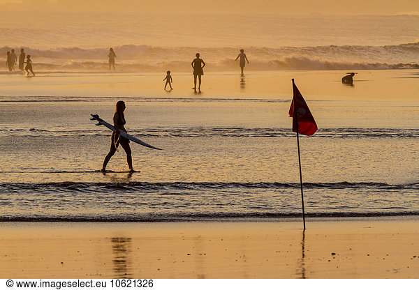 Indonesien  Bali  Surfer am Kuta Strand bei Sonnenuntergang