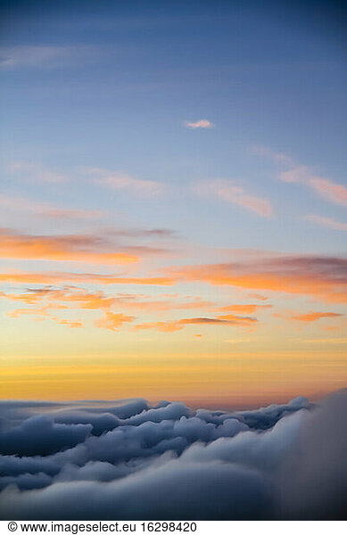 Indonesien  Bali  Wolken über Bergen