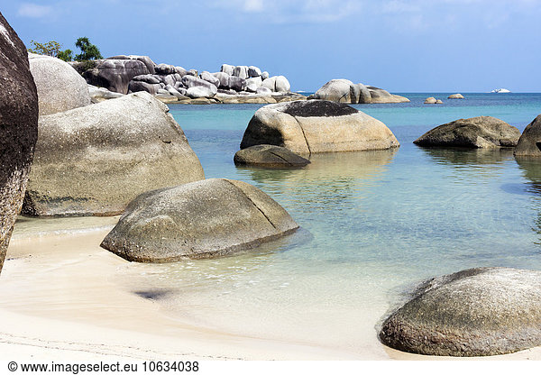 Indonesien  Belitung  Tanjung Tinggi Beach  Granitfelsen am Strand