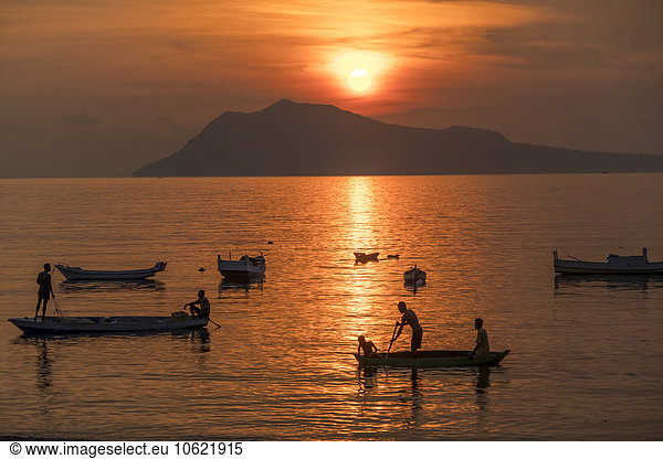 Indonesien  Flores  Fischerboote bei Sonnenuntergang
