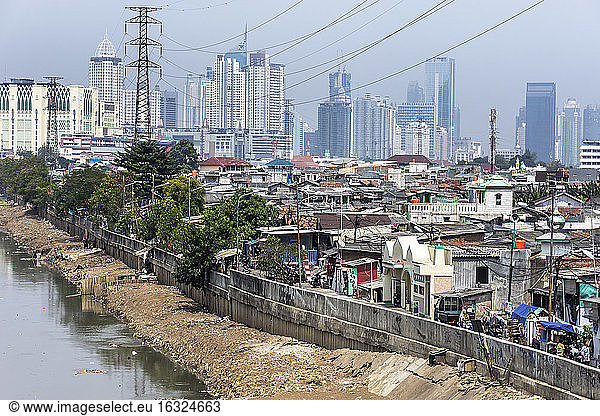Indonesien  Jakarta  Stadtansicht  Slum mit Kanalisation