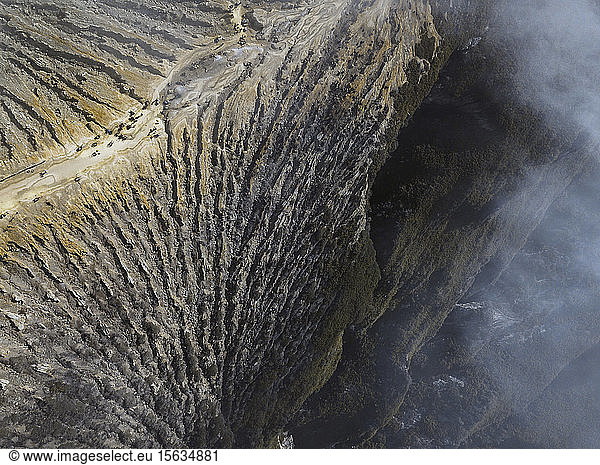 Indonesien  Java  Luftaufnahme einer Felsformation entlang des Kammes des Vulkans Ijen