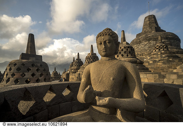 Indonesien  Java  Yogyakarta  Borobudur  Buddha-Statue und Stupas