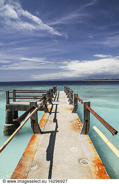 Indonesien  Lombok  Insel Gili Meno  alte Seebrücke  im Hintergrund die Insel Gili Air