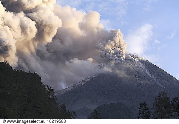 Indonesien  Rauch steigt vom Vulkan auf