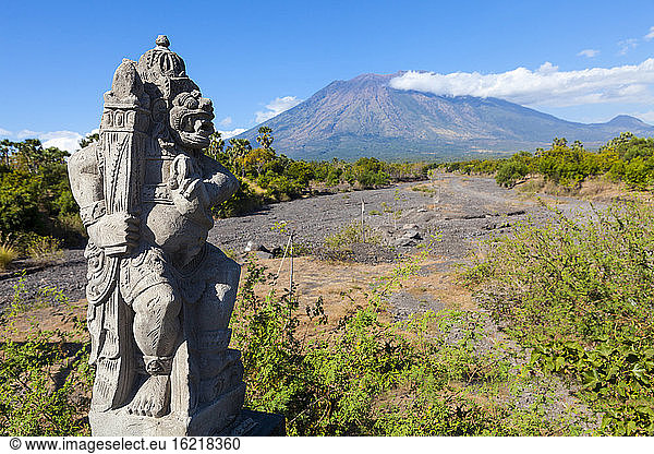 Indonesien  Skulptur am Berg Gunung Agung
