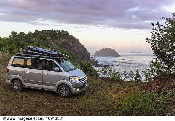 Indonesien Surfauto an der Küste der Insel Sumbawa