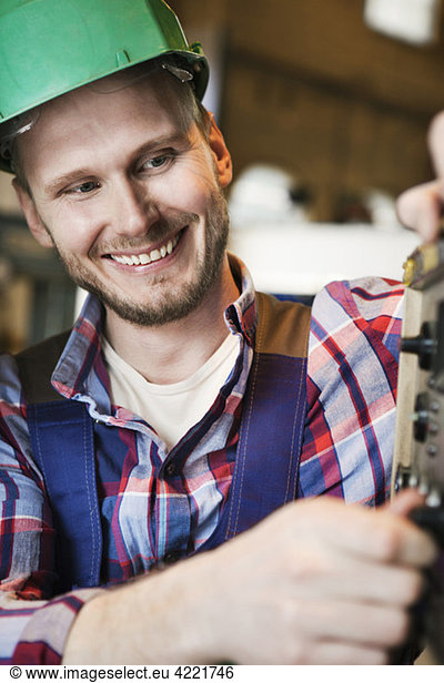 Industriearbeiter mit grünem Helm