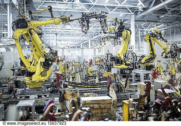 Industrieroboter in einer Autofabrik