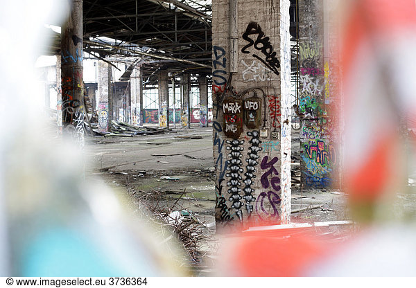 Industrieruine  verfallene Hallen auf dem RAW Gelände in Friedrichshain  Berlin  Deutschland